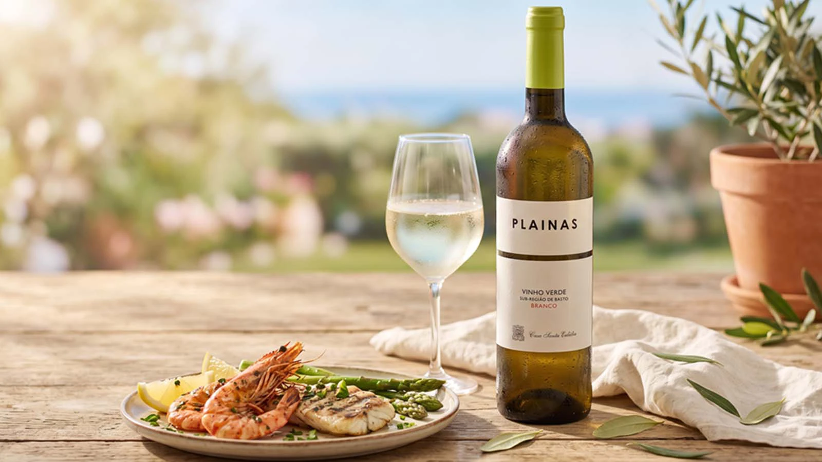 Plainas Vinho Verde Branco gekühlt im Glas zu Fisch, Meeresfrüchten und Spargel